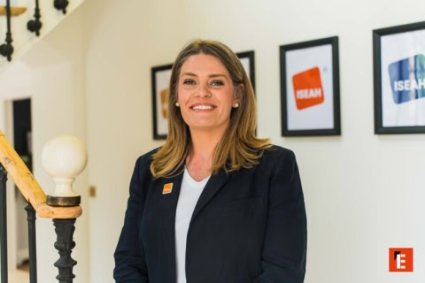 portrait professionnel dune femme souriante au bureau