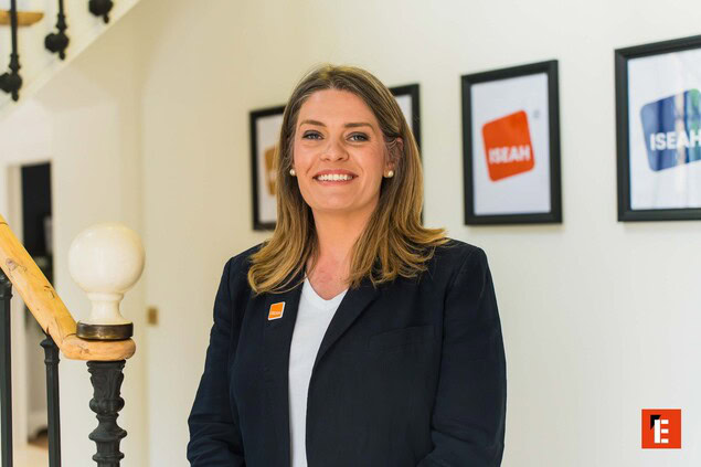 portrait professionnel dune femme souriante au bureau
