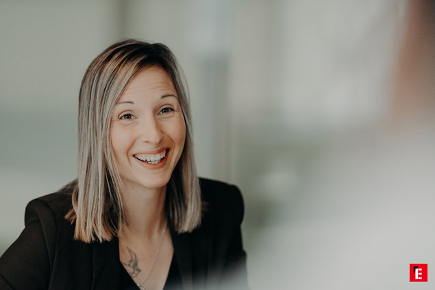 portrait de femme professionnelle blonde et souriante