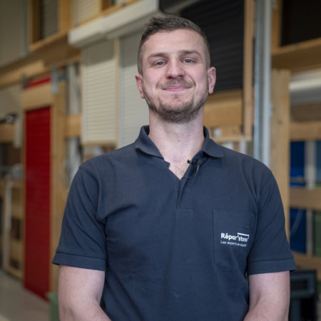 portrait du technicien répar’store en atelier