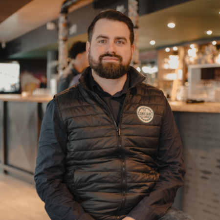 portrait dhomme au regard direct au café