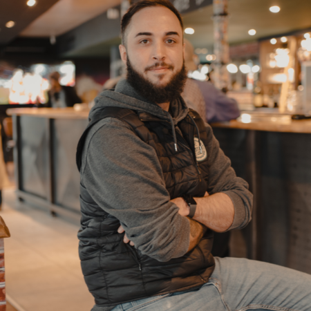 homme détendu au bar sous lumière chaude