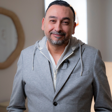 portrait dhomme mature en blazer à capuche et micro cravate