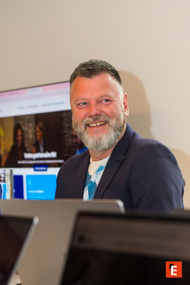 portrait dun homme souriant en réunion au bureau