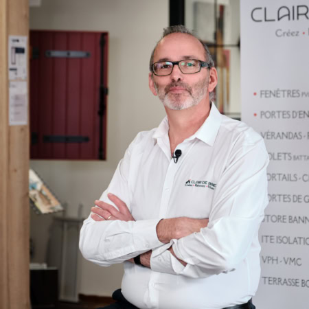 portrait professionnel en showroom de fenêtres et portes