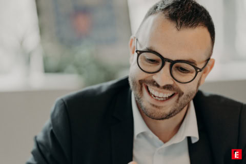 portrait dhomme daffaires souriant en costume