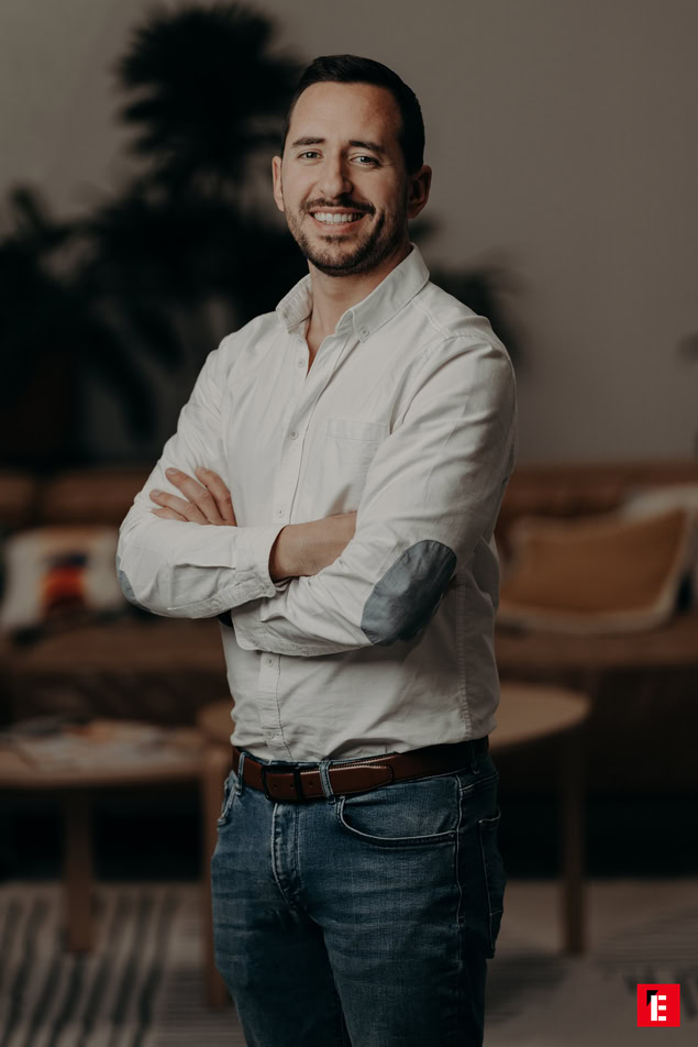 portrait homme souriant en chemise blanche, ambiance chaleureuse