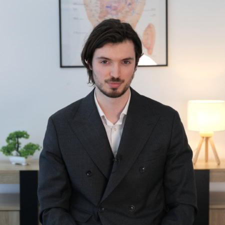 portrait professionnel : jeune homme en costume