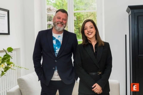 couple professionnel souriant en intérieur lumineux