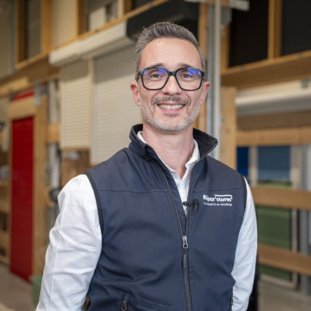 portrait du technicien répar’stores en atelier souriant
