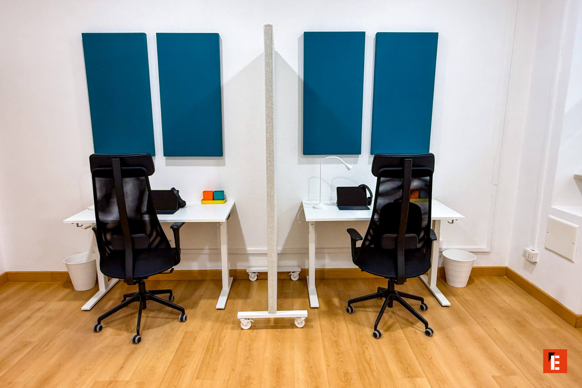 postazione doppia ufficio moderna con pannelli turchesi