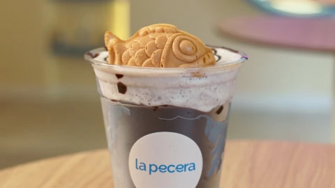 postre de chocolate en vaso con galleta pez