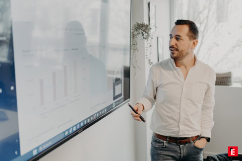 présentateur explique données sur Écran tactile