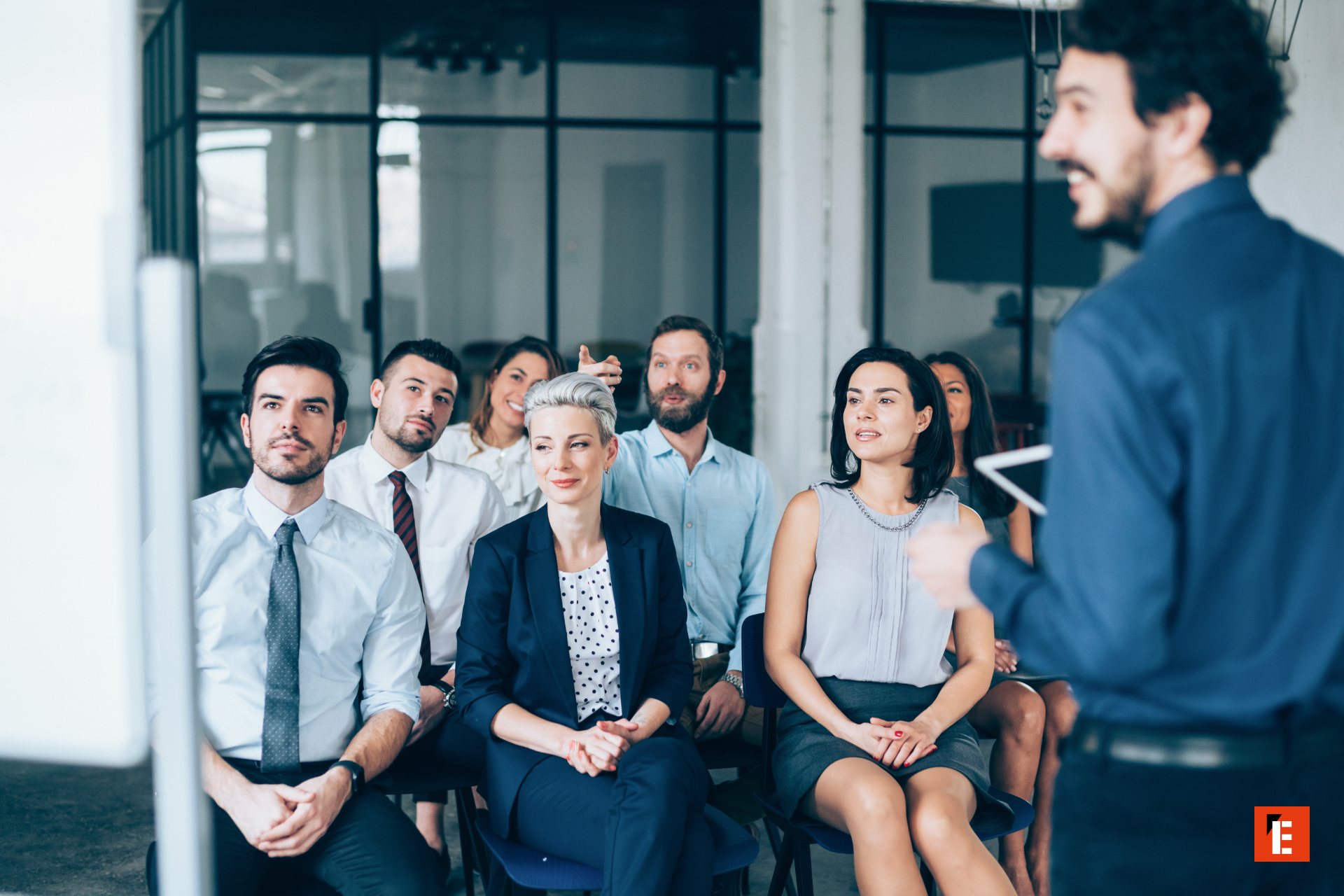 réunion dÉquipe en salle vitrée