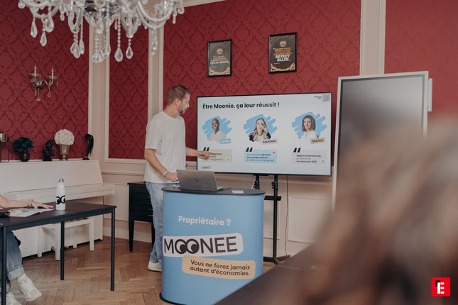 présentation moonee dans un salon élégant