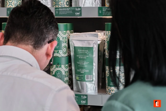 clients en rayon : sachet argenté et boîtes vertes