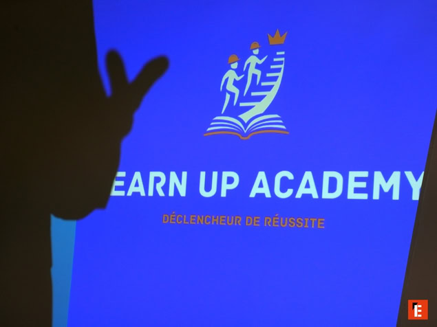 projection du logo earn up academy — déclencheur de réussite