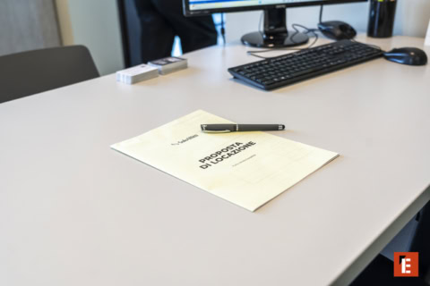 proposta di locazione sul tavolo pronta per firma