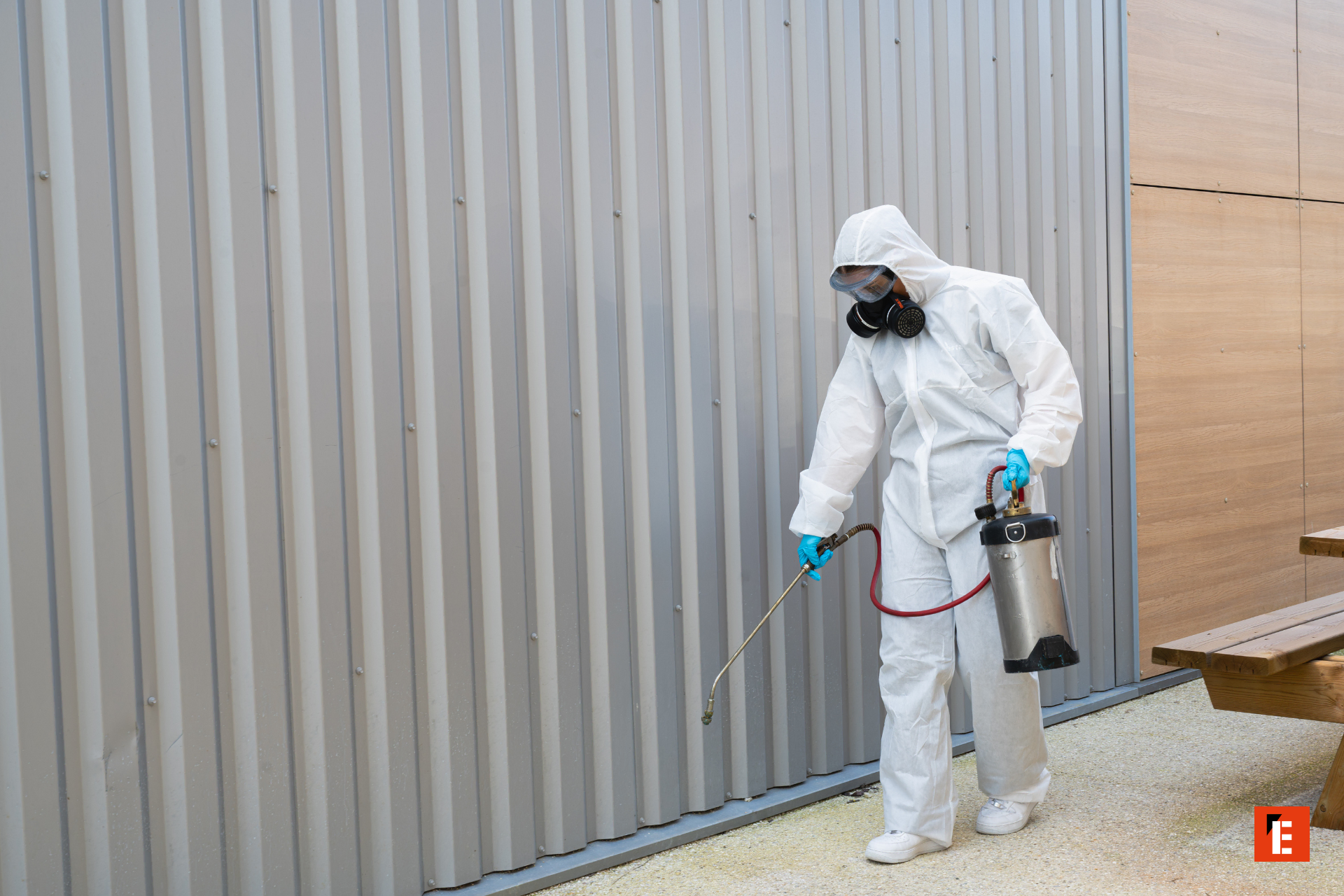 pulvérisation de désinfectant en tenue de protection