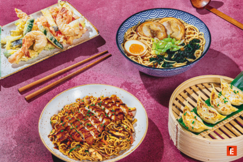 ramen, gyozas y tempura con fideos salteados