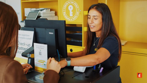 servizio clienti accogliente al bancone giallo