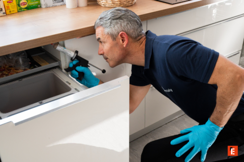 réparation précise d’un tiroir de cuisine