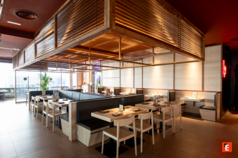 interior de restaurante moderno con cabinas de madera