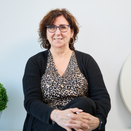 retrato profesional de mujer en oficina minimalista