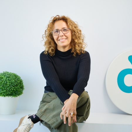 retrato profesional de mujer en estudio minimalista