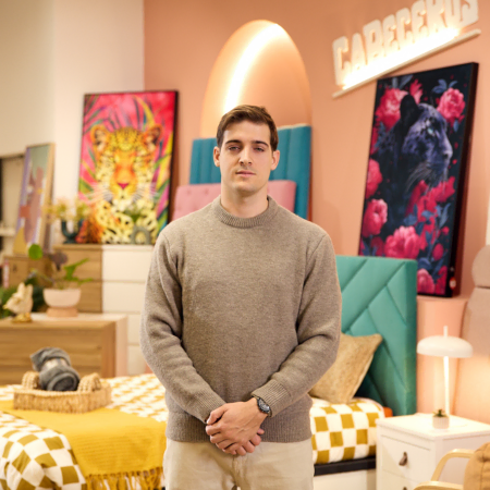 hombre en showroom de cabeceros y decoración