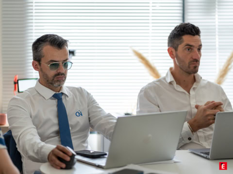 deux hommes en réunion au bureau avec ordinateurs portables