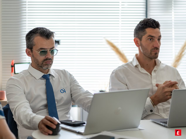 deux hommes en réunion au bureau avec ordinateurs portables