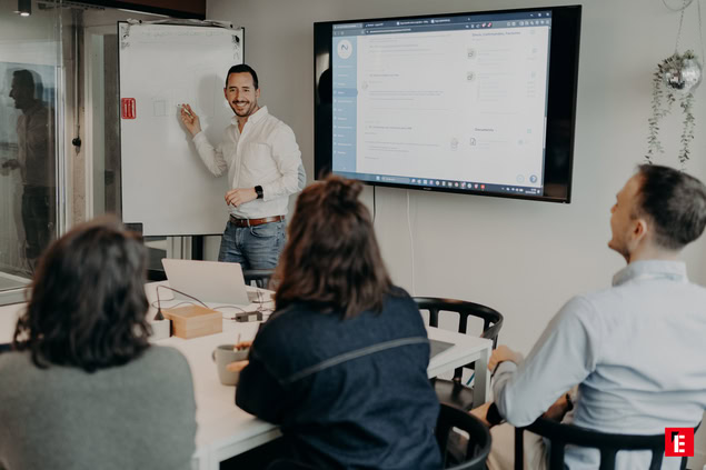 réunion dÉquipe autour dun Écran mural