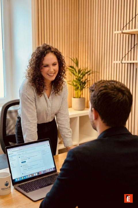 conversation professionnelle au bureau entre collègues