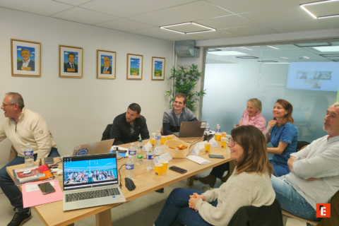 réunion dÉquipe en salle moderne avec visioconférence