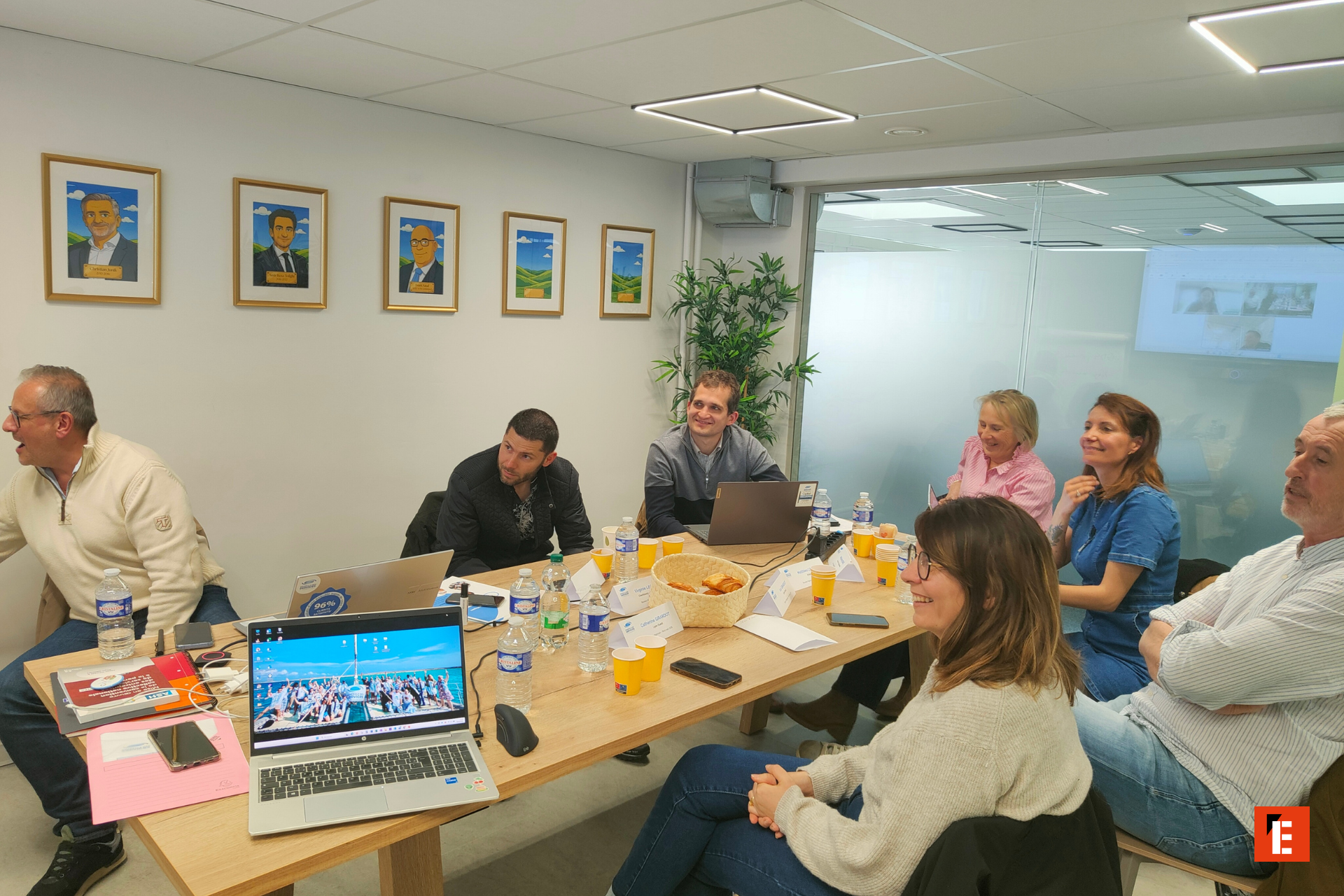 réunion dÉquipe en salle moderne avec visioconférence