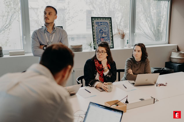 réunion dÉquipe au bureau lumineux