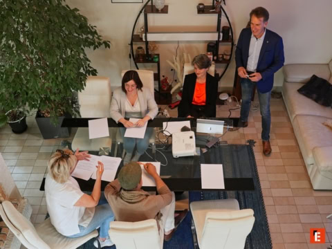 réunion dÉquipe autour dune table en verre