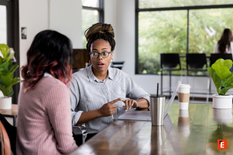 discussion intense entre deux femmes en coworking