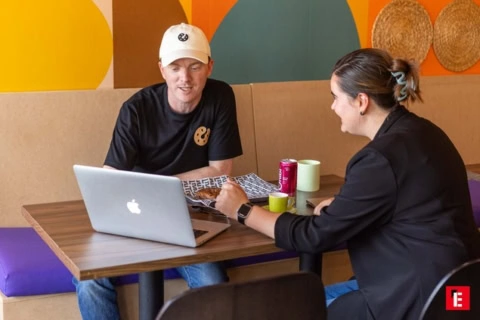 réunion informelle au café avec ordinateur portable