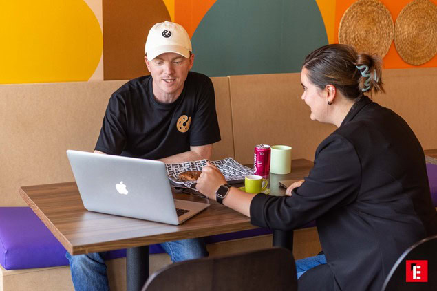 réunion informelle au café avec ordinateur portable