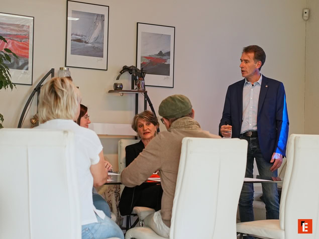 atelier collaboratif informel en bureau lumineux