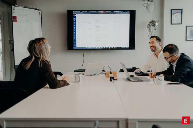 réunion dÉquipe en salle de conférence moderne