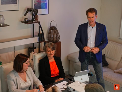 réunion dÉquipe informelle en salon pour présentation