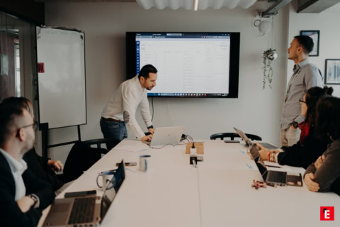 réunion technologique en salle de conférence