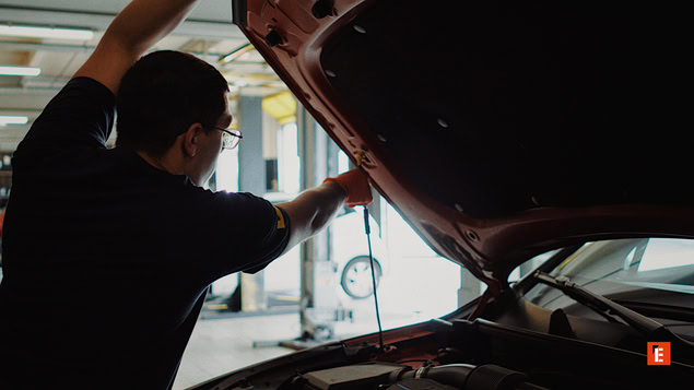controllo motore auto in officina