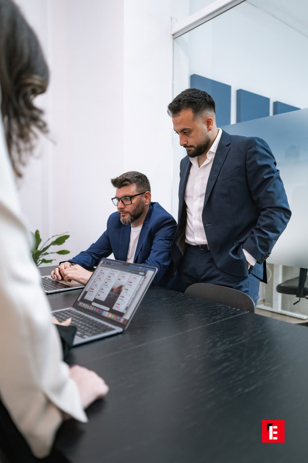 riunione di team in ufficio moderno con laptop