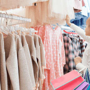 niña comprando ropa infantil en tonos pastel