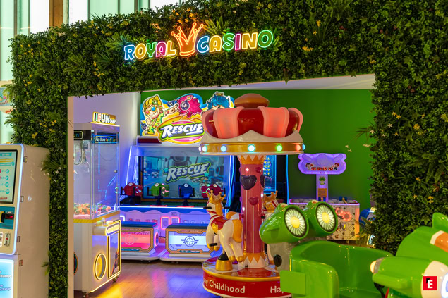 carrousel pour enfants et arcade néon au royal casino