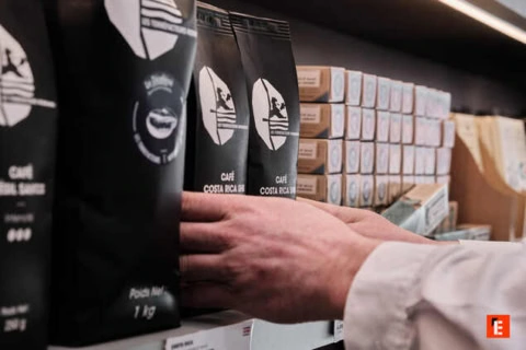 sachets de café costa rica 1kg, mains saisissant